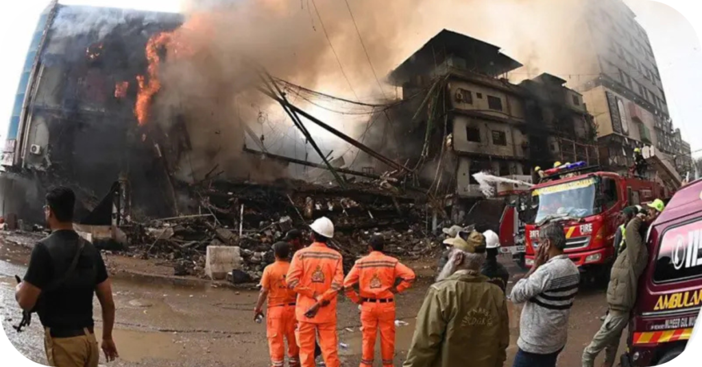 The fire broke out on Saturday at the Gul Plaza shopping mallکراچی: ایم اے جناح روڈ پر واقع  گل پلازہ میں لگی آگ پر 18 گھنٹوں بعد بھی قابو نہ پایا جاسکا