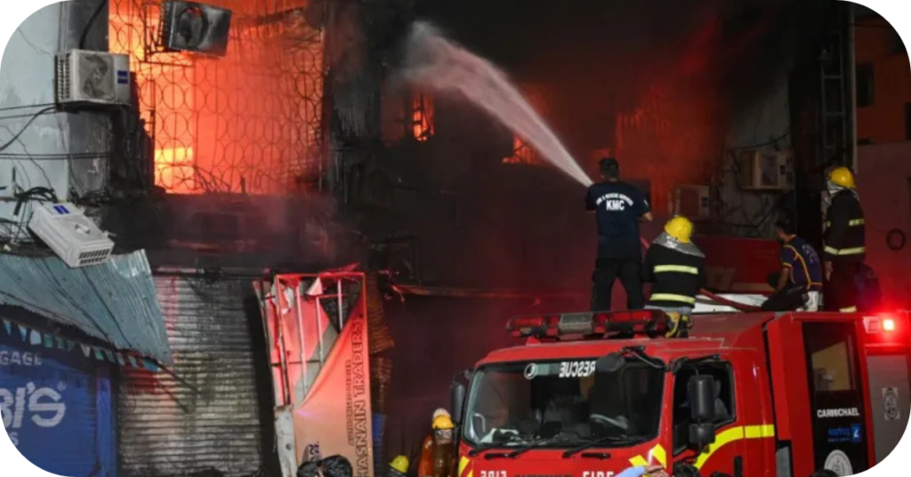 The fire broke out on Saturday at the Gul Plaza shopping mallکراچی: ایم اے جناح روڈ پر واقع  گل پلازہ میں لگی آگ پر 18 گھنٹوں بعد بھی قابو نہ پایا جاسکا