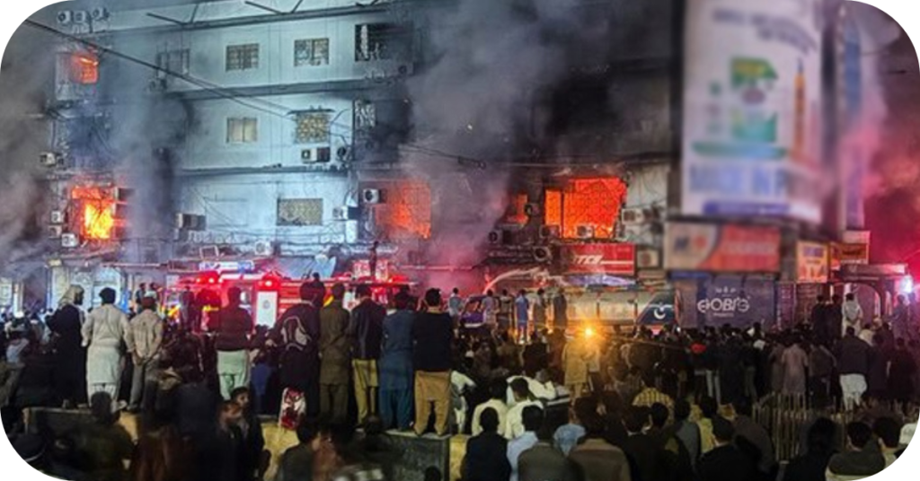 The fire broke out on Saturday at the Gul Plaza shopping mallکراچی: ایم اے جناح روڈ پر واقع  گل پلازہ میں لگی آگ پر 18 گھنٹوں بعد بھی قابو نہ پایا جاسکا
