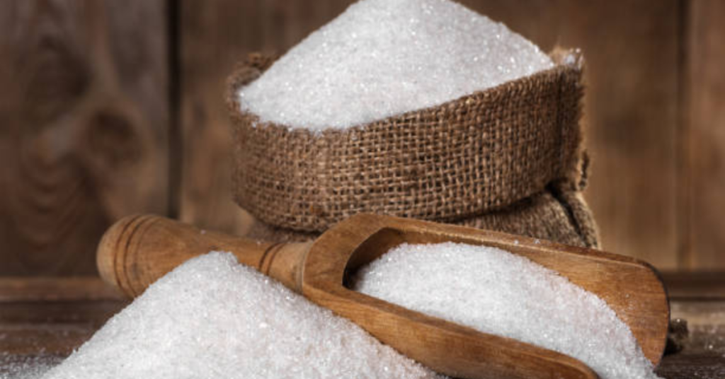 تحریک انصاف کی حکومت میں وفاقی وزیر حماد اظہر نے شوگر مافیا کو عوام کے سامنے ایکسپوز کیا تھا جس پر سابق وزیر اعظم عمران خان نے اپنے قریبی ساتھیوں کے خلاف انکوائری کا حکم دیا مشینری حرکت میں آئی کیس حتمی مراحل میں داخل ہوا ہی تھا کہ کرم فرماؤں نے پارٹی میں ہی فارورڈ بلاک بنا کر حکومت کی بنیادوں میں شگاف ڈال دیا کمزور حکومت عدم اعتماد کا تھپیڑہ نہ سہہ سکی،وزیر اعظم یہ کہتا ہوا؛کوئی رہ تو نہیں گیا؛اپنی ڈائری پکڑ کر وزیر اعظم ہاؤس سے رخصت ہو گیا۔ پاکستان اڑان بھر چکا کا اعلان کرنے والے وزیر اعظم کے ذہن میں شاید یہ بات بیٹھ گئی ہے کہ جو گڑ سے مرے اسے زہر کیوں دیں بس ہو گئی خدایا مقدر کو پھیر دے۔اس بے امان رات کو اجلی سویر دے دیتا ہے اقتدر تو مسند نشین کو۔پروردگار ظرف کی دولت بھی ڈھیر دے