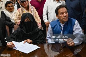 Imran-Bushra meeting,Couple met for 45 minutesکفر ٹوٹا خدا خدا کر کے